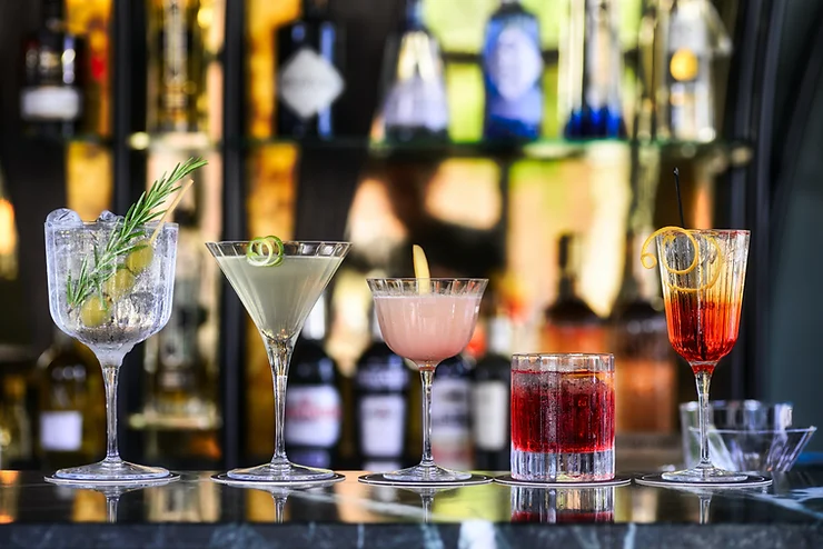 Shaking it Up: The Pros and Cons of a Night Out vs a Night In with a Mobile Cocktail Class